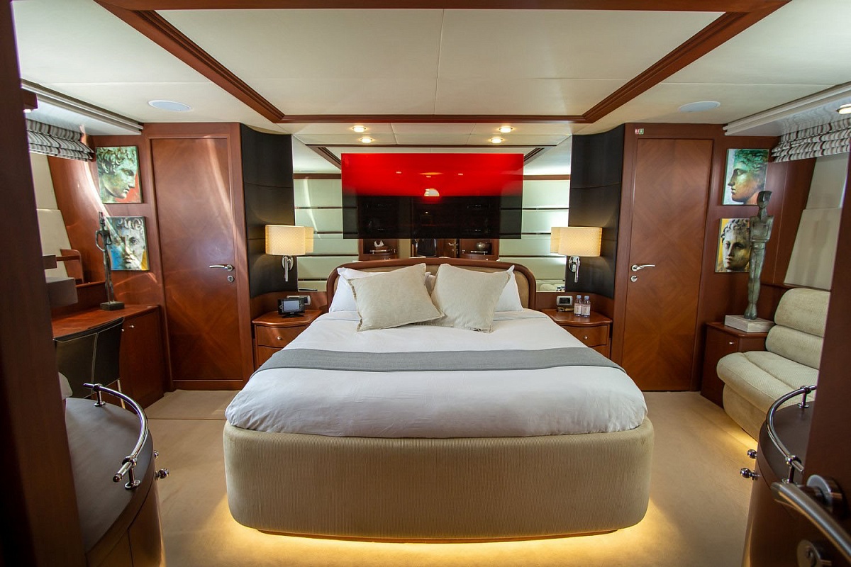 Аренда моторной яхты Azimut 100 Medusa в Дубае, ОАЭ
